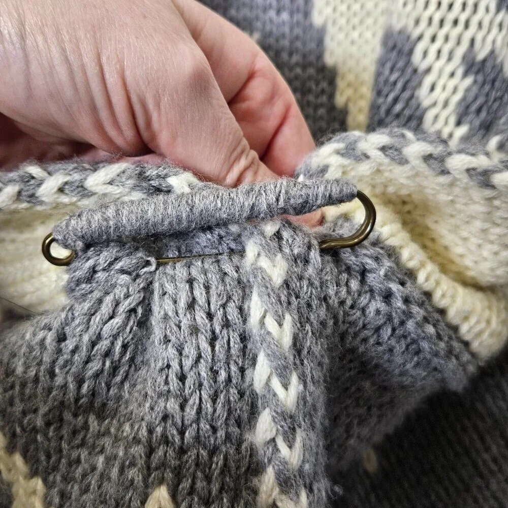 Elan Gray Cream Star Pattern Acrylic Knit Vest Big Safety Pin Clip 4th of July O